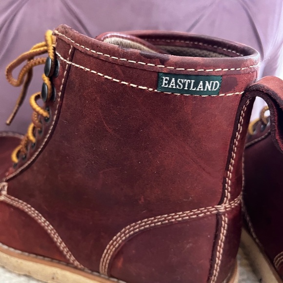 Eastland Woman’s Lumber Up Boot - Picture 4 of 5